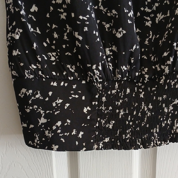 Jennifer Lopez Black and White Blouse - Picture 4 of 7